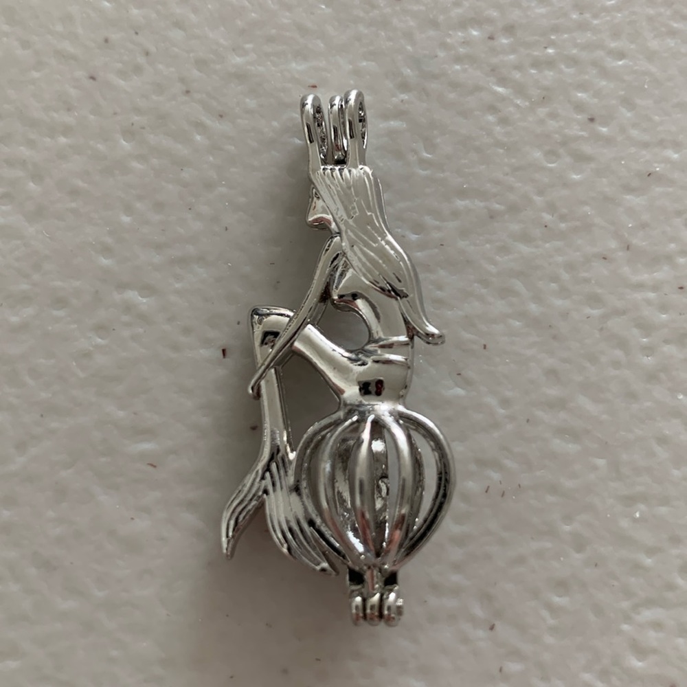 Mermaid sitting on pearl 🧜‍♀️